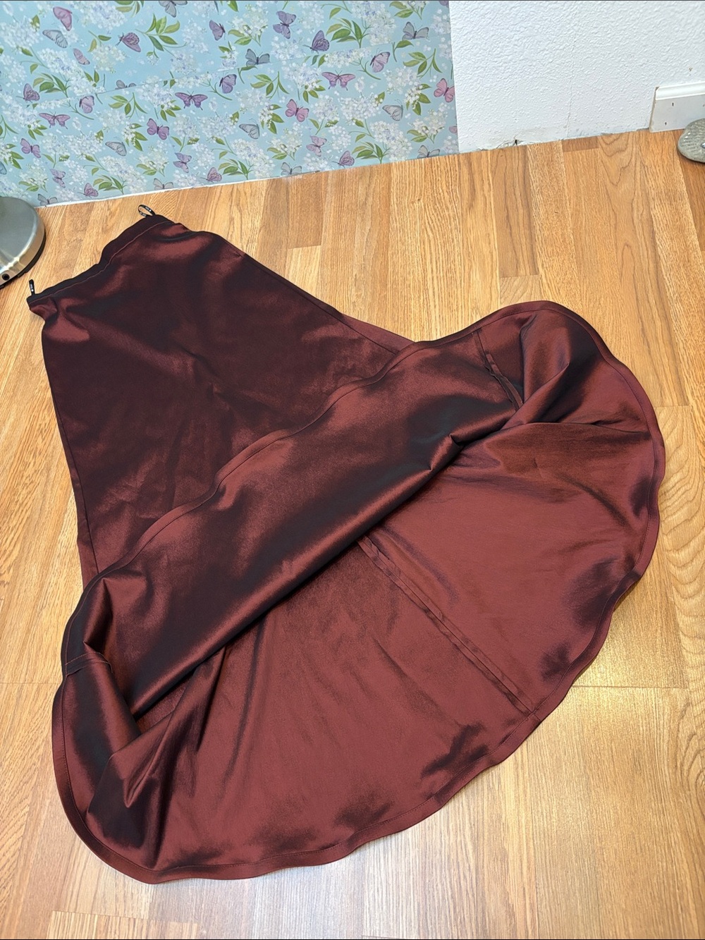 Vintage 1990’s Tadashi Shoji elegant burgundy satin maxi skirt. Size 6.